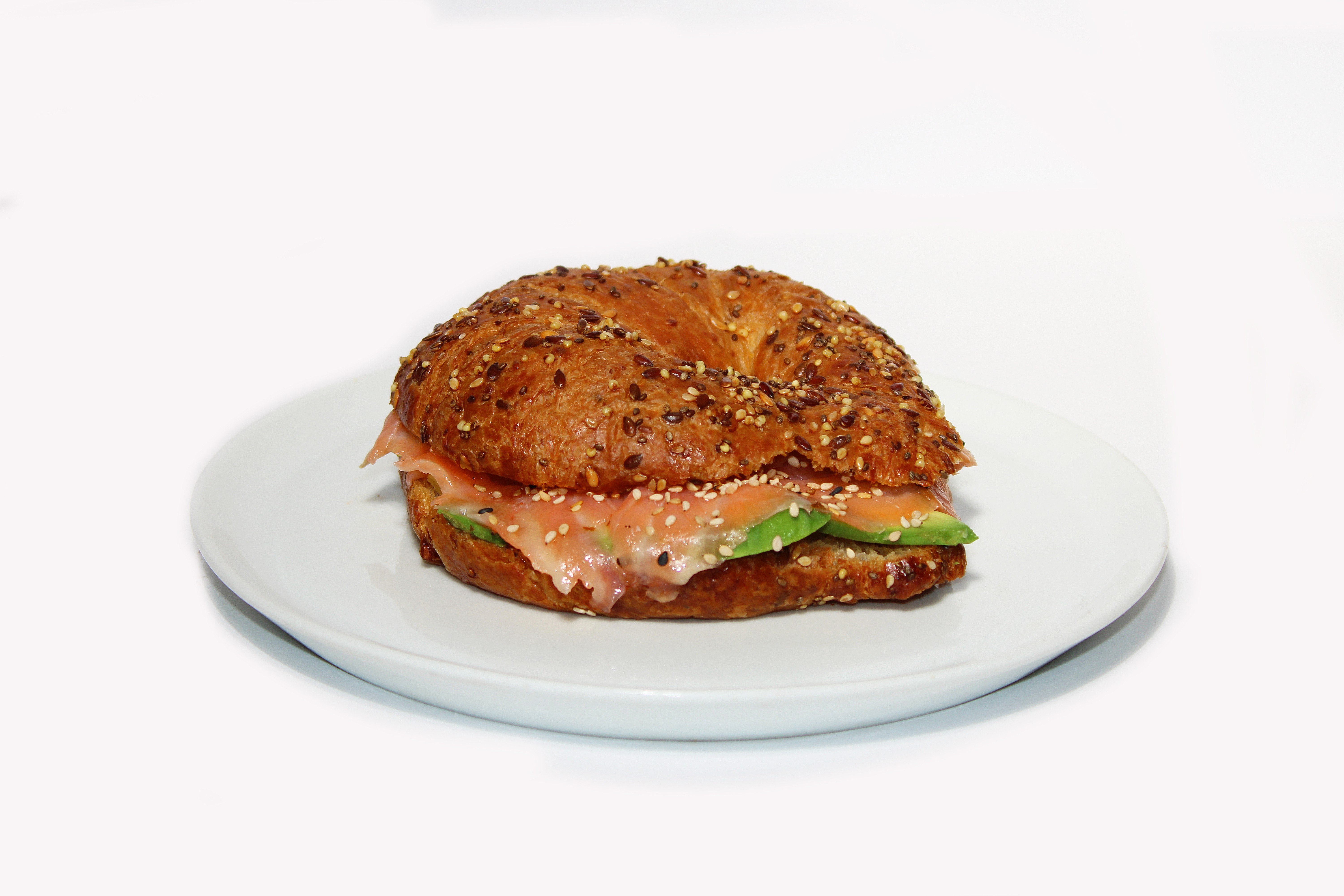 Croissant multi-semillas con aguacate y salmón